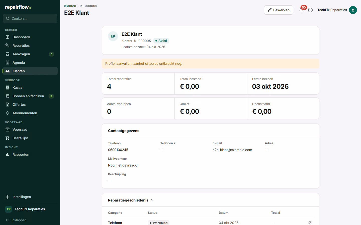 Een klantprofiel met contactgegevens, reparaties en openstaande facturen
